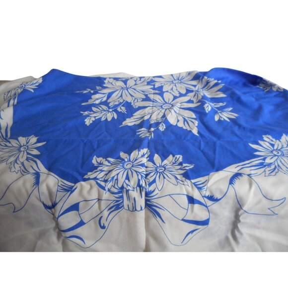 Vintage large Blue white Twin Sheet or Tablecloth pattern - unfinished edges - - Picture 5 of 10